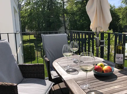 Süd-West-Balkon mit Sonnenschirm