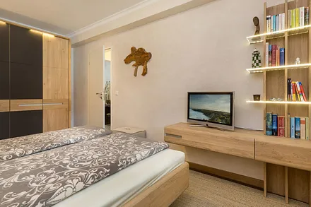 ... Kleiderschrank und Flat-TV.