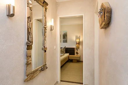 Hier ein Blick vom Wohnungsflur in das Schlafzimmer. Die Tür rechts führt in das Bad. 