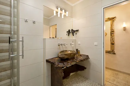 ... eine Echtglasdusche, Waschtisch und Fön.