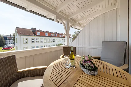 Der komfortabel möblierte Balkon ist nach SüdOsten ausgerichtet. Von Mai bis September steht Ihnen ein Strandkorb am Strand kostenfrei zur Verfügung.