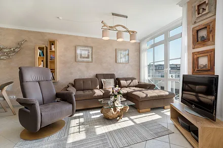 Freuen Sie sich auf einen Urlaub in einer liebevoll und hochwertig eingerichteten Traumferienwohnung! Auf der Couch kann für ein Kind bis 12 Jahre aufgebettet werden.