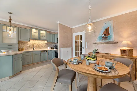 Hier im Bild der schöne Eßbereich und die Küchenzeile.