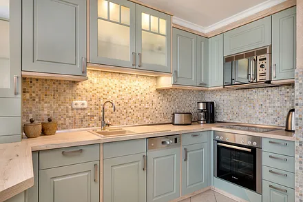 Die Küchenzeile ist mit Geschirrspüler, Kühlschrank mit Eisfach, Backofen, Mikrowelle etc. ausgestattet.