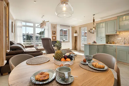 Hier der Blick in den Wohnbereich. Rechts im Hintergrund der Austritt zum Balkon.