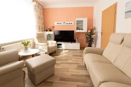 Dreisitzer-Couch im Wohnzimmer