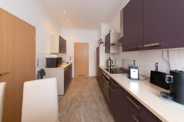 Küche ausgestattet mit Cerankochfeld, Kaffeemaschine, Wasserkocher, Toaster, Kühl-Gefrierkombination