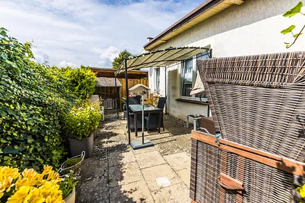 Sitzecke mit Sonnenschutz bei Bedarf, Liegesitzen und Grill um den Tag gemütlich ausklingen zu lassen