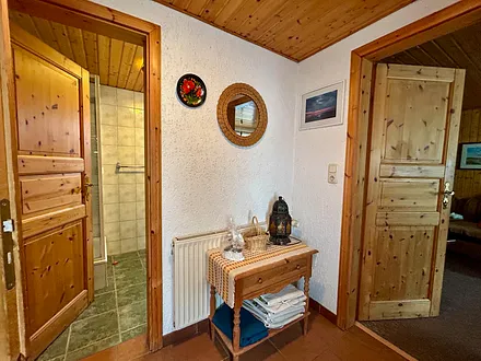 Flur, links zum Bad, rechts zum Wohnzimmer