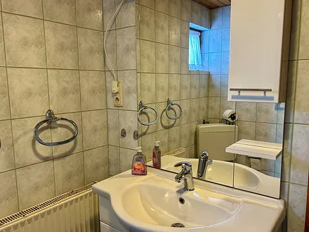 Bad mit Waschbecken und Spiegelschrank