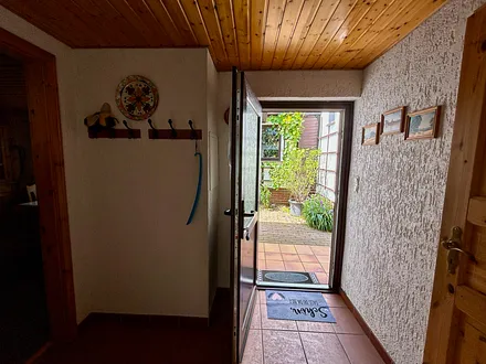 Flur, links zum Wohnzimmer, rechts zum Schlafzimmer