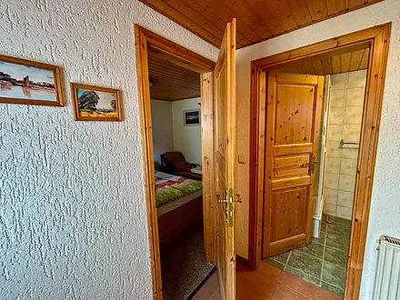 Eingangsbereich, links das Schlafzimmer, gerade zu das Bad
