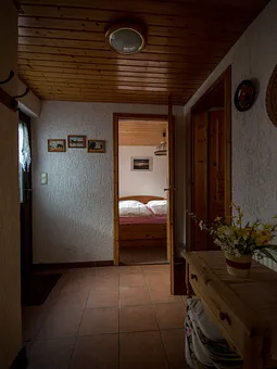 Flur (rechts zum Badezimmer, geradeaus zum Schlafzimmer)