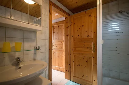 Blick aus dem Badezimmer in den Flur