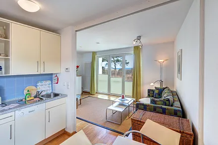 Küchenzeile, Essplatz und Blick ins Wohnzimmer