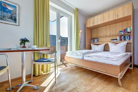 hochwertiges Schrankbett mit 2 getrennten Matratzen (klappbar)