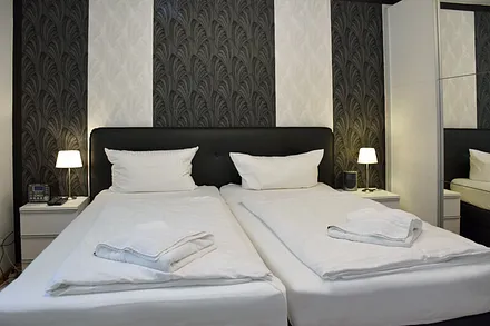 Schlafzimmer mit Doppelbett & Flat-TV