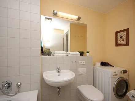 Bad mit Dusche/WC und Föhn