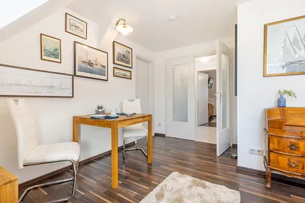 Der Blick vom Wohnzimmer zum Flur.