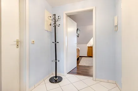 Der Flur mit Blick ins Schlafzimmer.