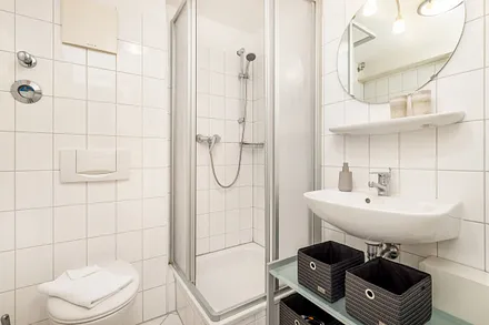 Das Bad mit Dusche und WC.