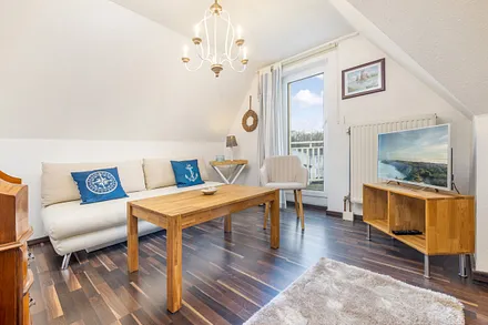 Das schöne Wohnzimmer mit Austritt zum Balkon.