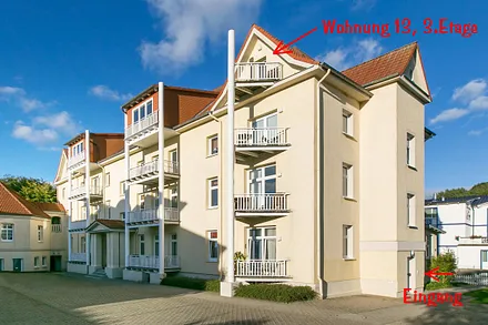 Der Hof mit Parkplätzen. Der Pfeil weist auf den Balkon "Inselliebe".