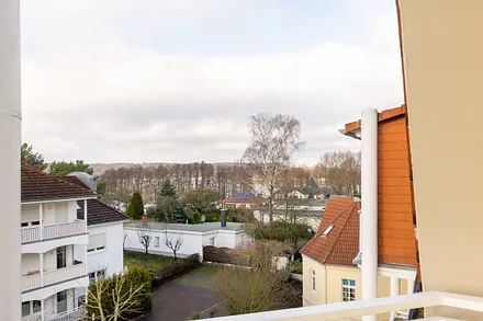 Wenn die Bäume kein Laub tragen, können Sie vom Balkon den "Schmachter See" sehen ...