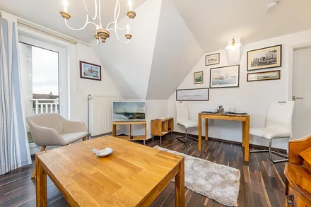 Der Essplatz im Wohnzimmer. Rechts im Bild die Tür zur Küche.