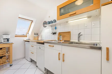 Die Küche ist mit Geschirrspüler, Cerankochfeld, Mikrowelle etc. ausgestattet.