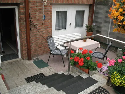 Eingang zur Ferienwohnung mit übersdachterTerrasse