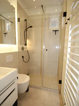 Bad mit großer Dusche