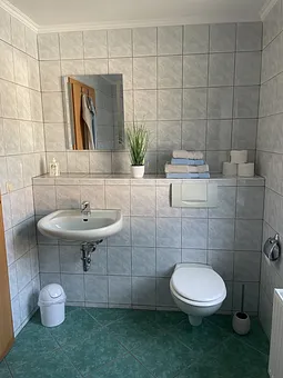 Bad mit WC und Waschmaschine 