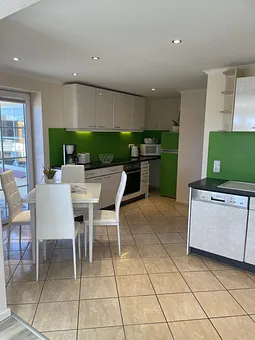 offene Wohnküche mit Sitzecke