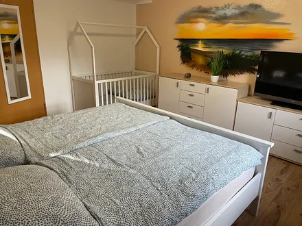 Schlafzimmer mit Kinderbett