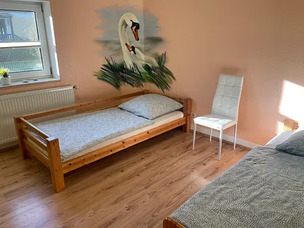 Kinderzimmer mit zwei Einzelbetten 