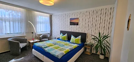 Das Schlafzimmer mit Boxspringbett (180x200cm Liegefläche)