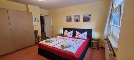 2. Schlafzimmer ausgestattet mit Boxspringbett (180×200cm), 2 Nachttischen u. Leselampen, Schlafcouch (Liegefläche von 140x200cm), gr. Kleiderschrank, Sidebord,  TV-GERÄT, Tisch und  2 Stühle 