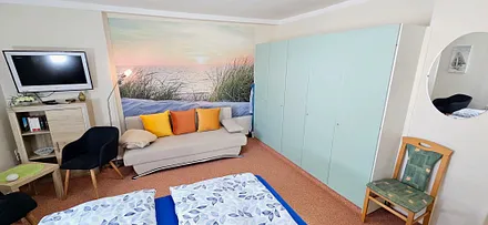 2. Schlafzimmer ausgestattet mit Boxspringbett (180×200cm), 2 Nachttischen u. Leselampen, Schlafcouch (Liegefläche von 140x200cm), gr. Kleiderschrank, Sidebord,  TV-GERÄT, Tisch und  2 Stühle 