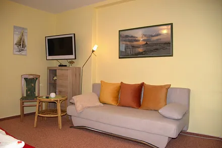 2. Schafzimmer mit ausziehbarer Couch,  Ein Kinderbett steht auch zur Verfügung. 