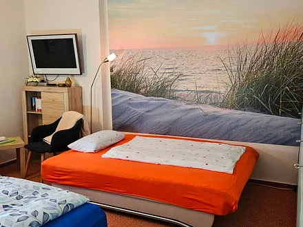 Die Schlafcouch mit einer Liegefläche von 140x200 cm, ein Kinderbett steht auch zur Verfügung 