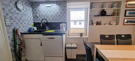 Kaffeemaschine, Wasserkocher, Toaster und Sodastream sind ebenfalls vorhanden. Ein Kinderstuhl  steht auch zur Verfügung. 