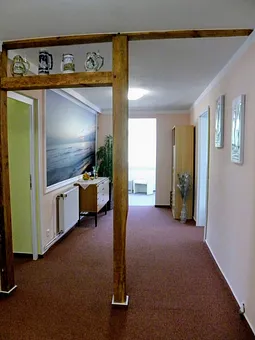 Großzügiger Eingangsbereich. Die Fewo ist mit Auslegware ausgestattet, außer Küche und Badezimmer. 