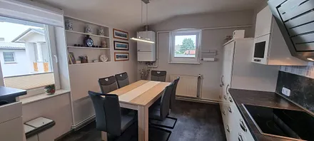 Die Küche ist mit ausreichend Geschirr, Besteck usw. ausgestattet und bietet alles, was man zum kochen und backen benötigt. 