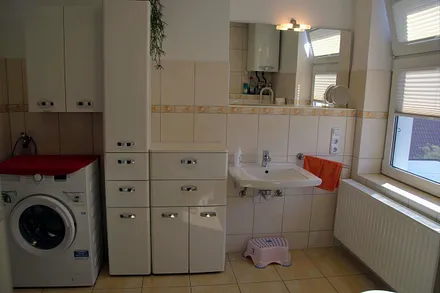 Das Bad ist behindertenfreundlich eingerichtet. Das Waschbecken ist etwas niedriger und kann auch im Sitzen gut bedient werden, neben dem WC ist ein Handlauf angebracht. 