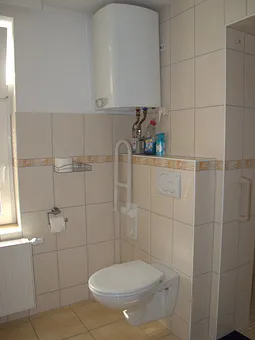 Neben dem WC ist zusätzlich mit einem Handlauf ausgestattet 