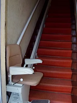 Der Wohnungszugang verfügt über einen Treppenlift 