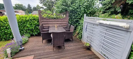 Terrasse mit Tisch, 6 Stühlen, Sonnenschirm