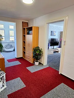 Flur mit Blick zur Veranda und Schlafzimmer 