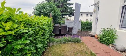 Der Parkplatz mit der Terrasse 